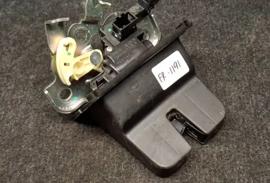 Skoda Octavia Mk3 (5E) Tailgate/trunk/boot lock/catch/latch 8R0827505A