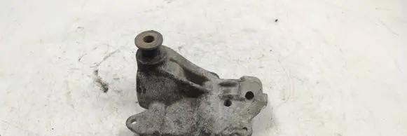 Engine mounting bracket