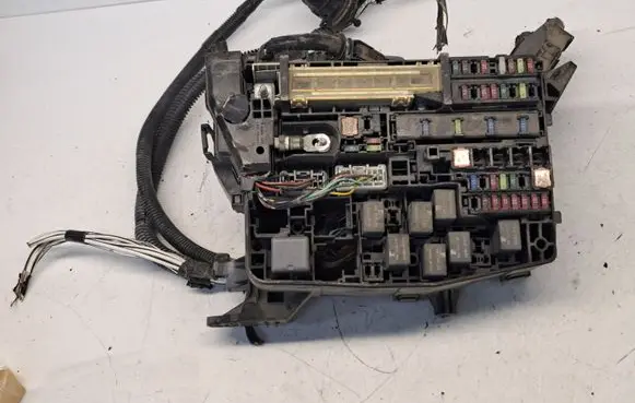 Toyota Avensis T270 Fuse box set 8211105V40 Y40E150626181254