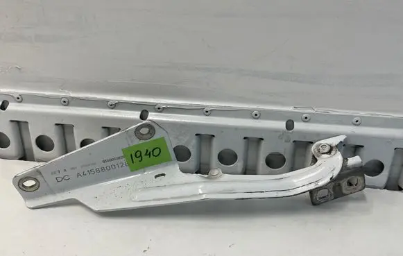 Engine bonnet/hood hinges