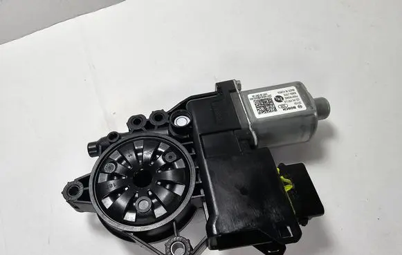 KIA Pro Cee'd III Front door window regulator motor 82450J7015