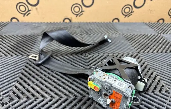Audi A8 S8 D4 4H Rear seatbelt 3066322 0715F1Y2DS