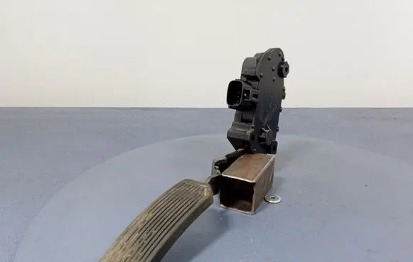 Accelerator throttle pedal