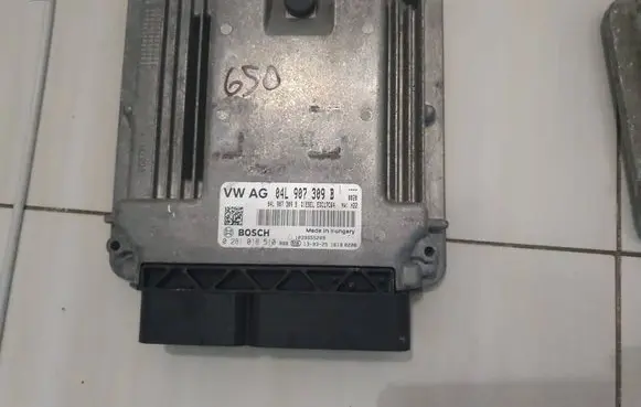 Volkswagen Golf VII Engine control unit/module 04L907309B 0281018510