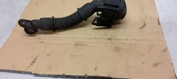 Mercedes-Benz A W169 Oil fill pipe A6400100369