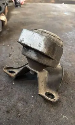 Ford Mondeo Mk III Engine mount bracket 1S716F012