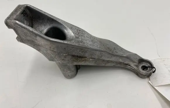 Audi A4 S4 B7 8E 8H Engine mounting bracket 8E0199307S