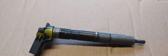 Volkswagen Golf V Fuel injector 03L130277 0445116030