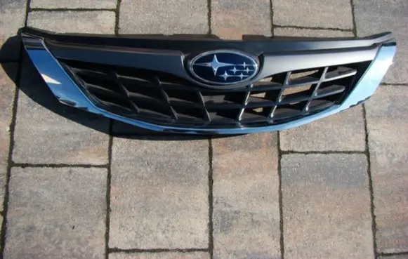 Subaru Impreza III Front bumper upper radiator grill