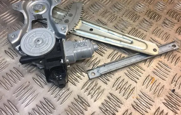 Nissan Leaf I (ZE0) Rear window lifting mechanism without motor