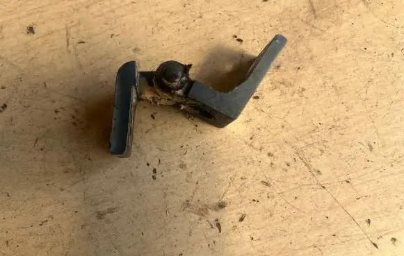 Skoda Octavia Mk2 (1Z) Front door lower hinge 6Y0831412C 6Y0831412D