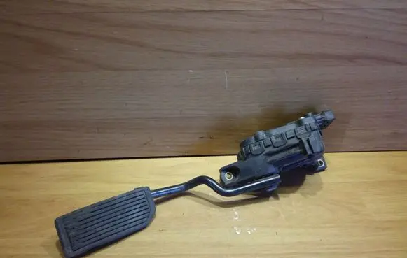 Nissan Primera Accelerator throttle pedal 18002AU400