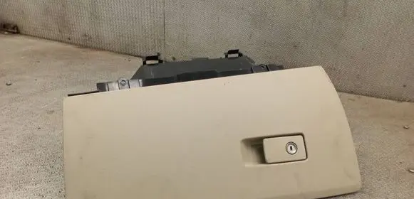 Volvo V70 Glove box 39891976