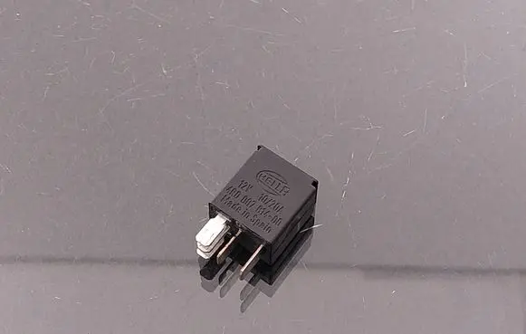 Volvo V70 Hazard warning light relay 9441161