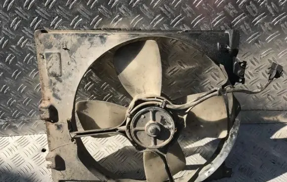 Mazda 626 Radiator cooling fan shroud