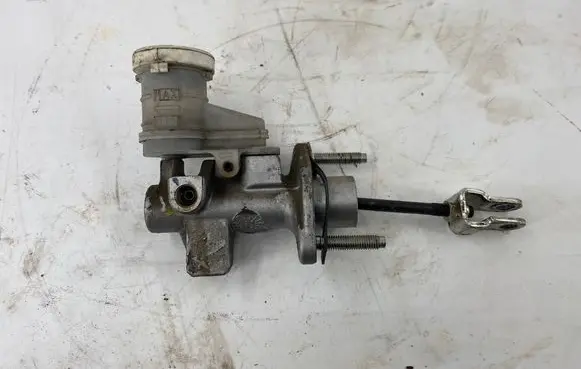 Mitsubishi L200 Clutch master cylinder