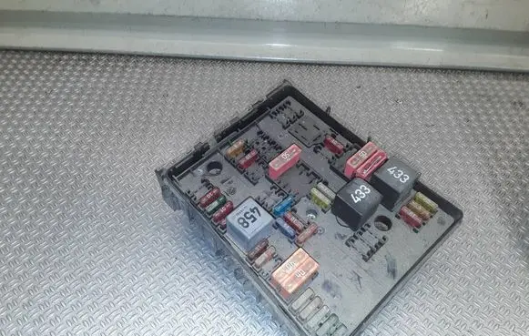 Volkswagen Touran I Fuse module 1K0937124H