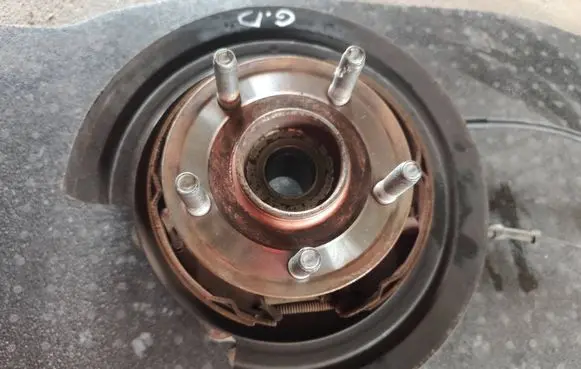 Rear wheel hub