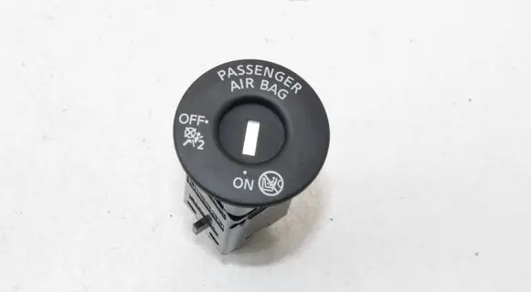 Nissan Leaf II (ZE1) Passenger airbag on/off switch 