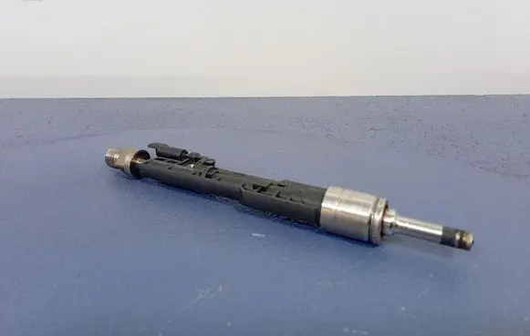 BMW 7 G11 G12 Fuel injector 8638255