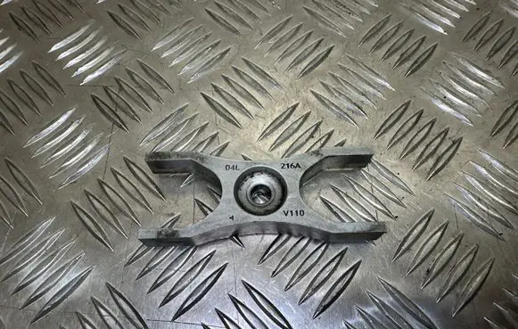 Volkswagen PASSAT B8 Fuel Injector clamp holder V110