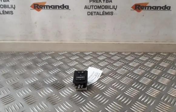 Toyota Auris 150 Wing mirror switch 185574