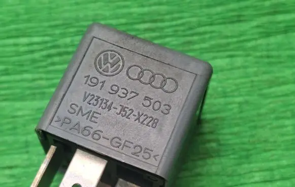 Volkswagen PASSAT B3 Other relay 191937503 PA66GF25 V23134J52X228