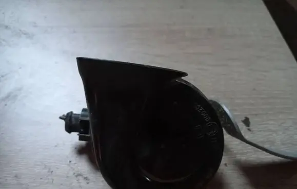 Audi A4 S4 B7 8E 8H Horn signal 8e0951223
