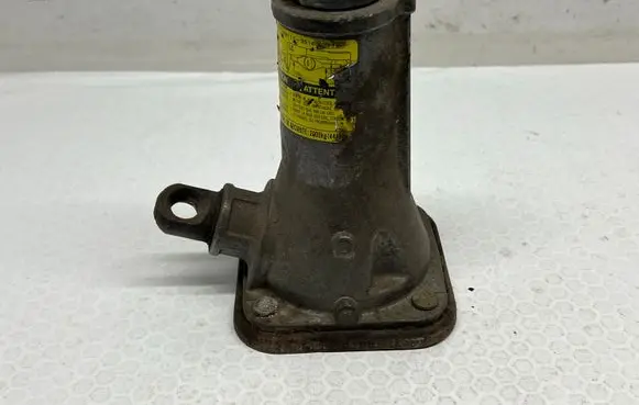 Toyota Hilux (AN10, AN20, AN30) Lift Jack
