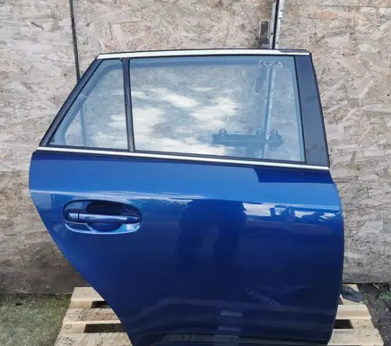 Toyota Avensis T270 Rear door