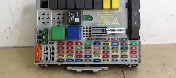 Opel Zafira A Fuse module 24412497 24431677