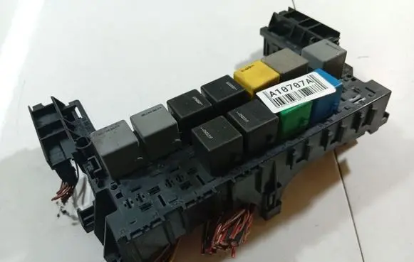 Mercedes-Benz B W245 Fuse box set A1695450001