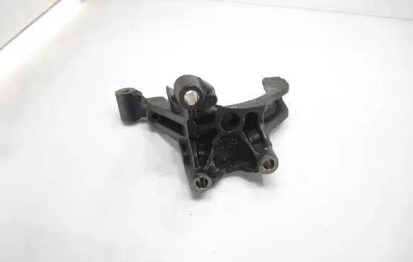 Volkswagen PASSAT B8 Engine mounting bracket 04L131495A 9012
