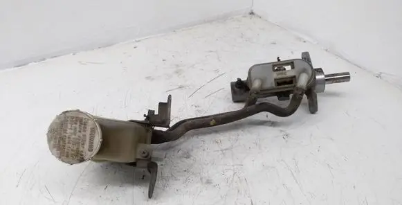 Mitsubishi Grandis Master brake cylinder