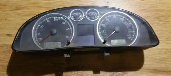 Volkswagen PASSAT B5.5 Speedometer (instrument cluster) 88311245