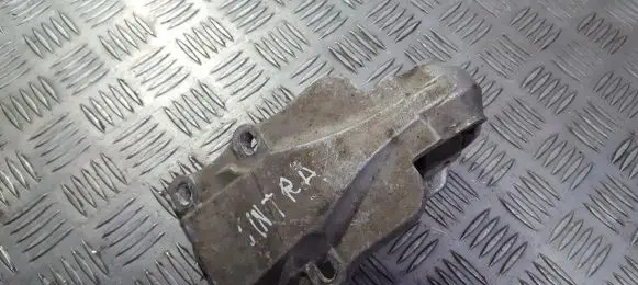 Engine mounting bracket