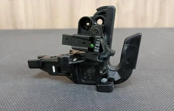 Mercedes-Benz CLK A209 C209 Convertible roof hinge A2098201910 2098201910