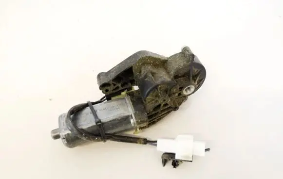 Mercedes-Benz C W203 Seat adjustment motor 0390203207 82064802-4