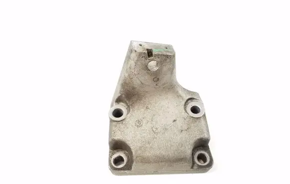 Engine mounting bracket