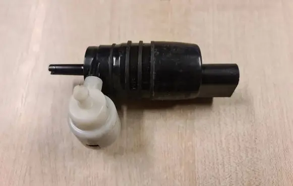 BMW 2 F46 Windscreen/windshield washer pump 7388349 P140605 M140605