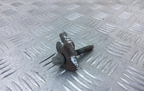 Citroen Berlingo Fuel Injector clamp holder 927009