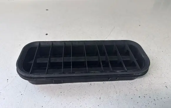 Volkswagen Multivan T5 Quarter panel pressure vent 7H0819181