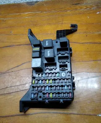 Ford Mondeo Mk III Fuse module 4S7T14A073AB