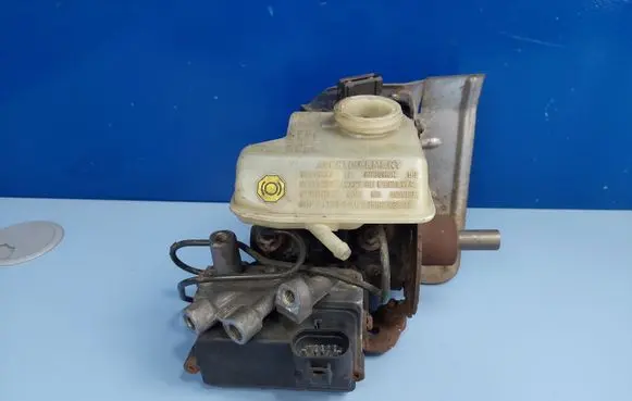 Volkswagen Golf III ABS Pump 10020300643 M3464