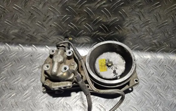 Audi 80 90 B3 Fuel distributor 0438121070 026133353D