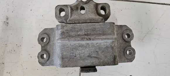 Volkswagen PASSAT B6 Engine mount bracket 3C0199555