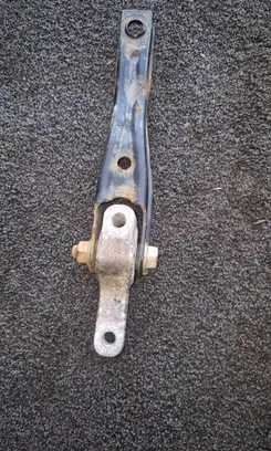 Engine mount bracket