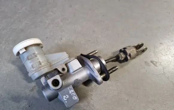 Mitsubishi L200 Clutch master cylinder