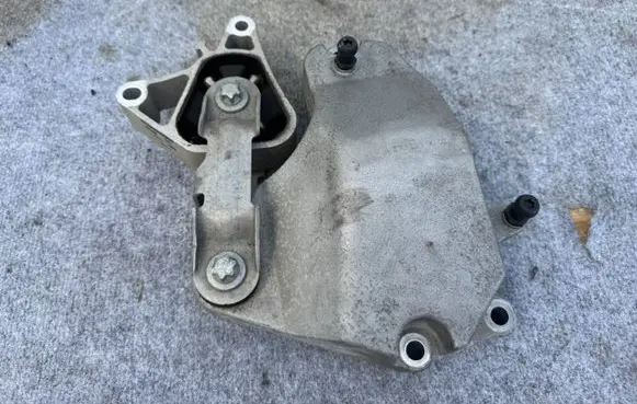 Mercedes-Benz B W246 W242 Engine mounting bracket A2702230002