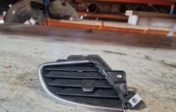 Buick Encore I Dashboard side air vent grill/cover trim 42524488